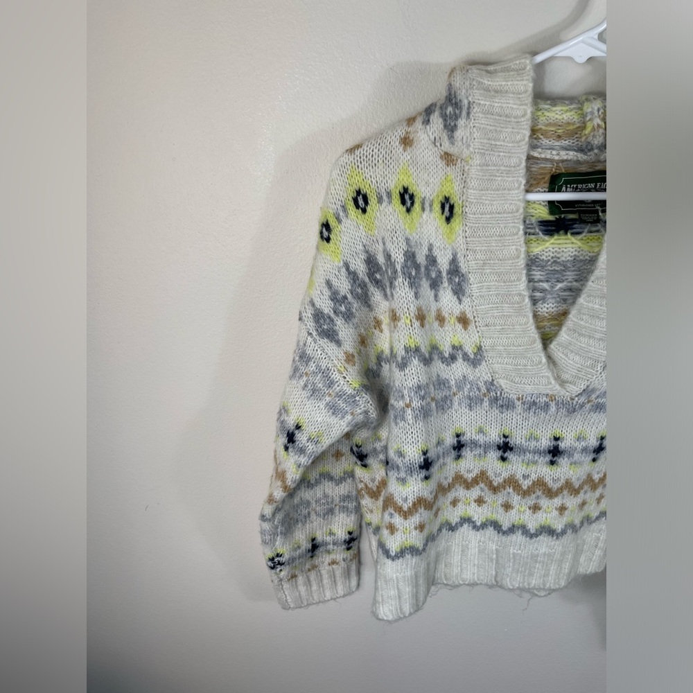 American Eagle Nordic Fair Isle Knit
Cropped Hooded Sweater Hoodie V-neck - Picture 4 of 13